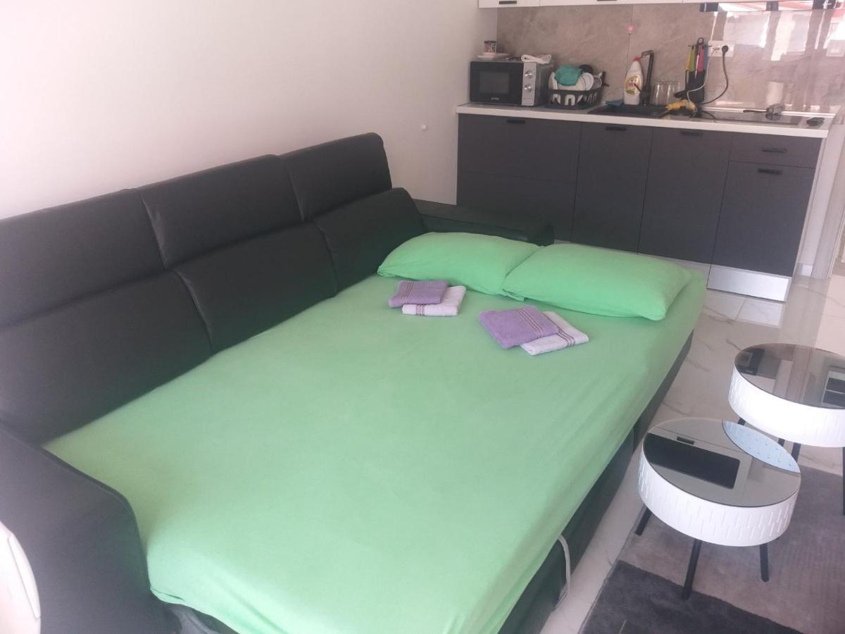 Apartment 033 *